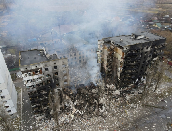 ▲우크라이나 키이우(키예프) 인근 보로드얀카의 아파트 단지가 3일 러시아군 미사일 공격에 붕괴했다. 보로드얀카/로이터연합뉴스
