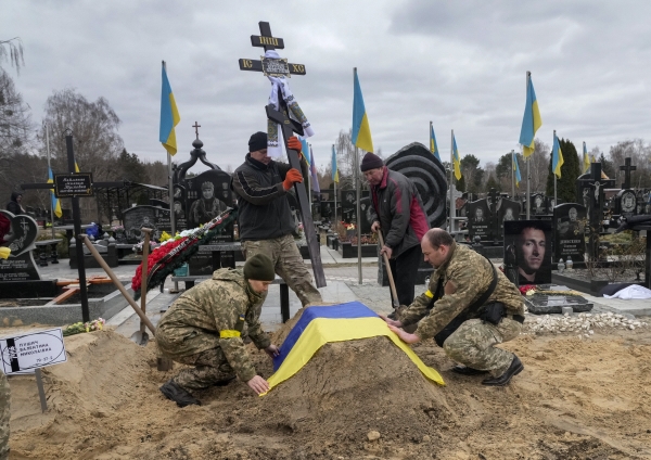 ▲우크라이나 키이우(키예프)의 한 공동묘지에서 5일(현지시간) 구조대원들이 숨진 동료의 시신을 묻고 있다. 키이우/AP뉴시스
