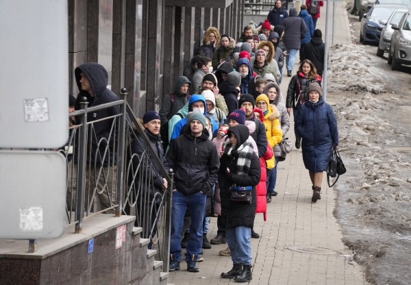 ▲러시아 상트페테르부르크의 한 ATM기 앞에서 지난달 25일 시민들이 줄을 서고 있다. 상트페테르부르크/AP뉴시스
