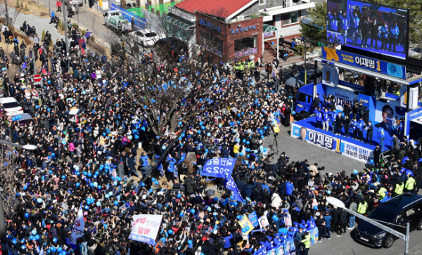 ▲더불어민주당 이재명 대선 후보가 6일 오후 서울 도봉산 입구에서 열린 유세에서 지지자들에게 인사하고 있다.  (연합뉴스)