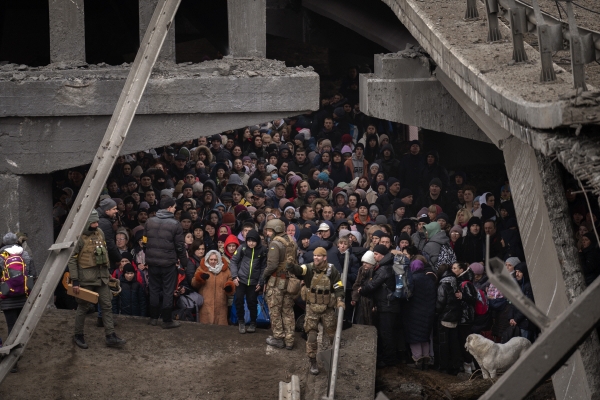 ▲우크라이나 수도 키이우(키예프) 외곽 이르핀강을 건너 피란하려는 주민이 러시아군 폭격으로 파괴된 다리 밑에서 대기하고 있다. 이르핀/AP연합뉴스
