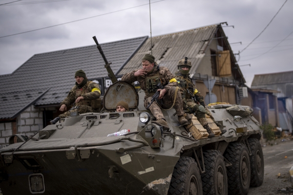 ▲우크라이나 군인들이 5일(현지시간) 수도 키이우(키예프) 외곽에서 장갑차를 타고 이동하고 있다. 키이우/AP연합뉴스 
