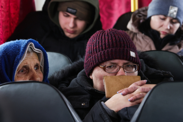 ▲우크라이나 남부 마리우폴 시민들이 6일(현지시간) 피난민들을 위한 구호센터로 향하는 호송 버스에 탑승해 있다. 타스연합뉴스