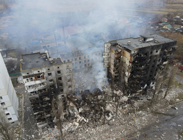 ▲(연합뉴스) 3일(현지시각) 우크라이나 수도 키이우(키예프) 외곽 보로디얀카의 주거지역에 있는 아파트가 러시아군의 폭격에 초토화한 모습을 드론으로 촬영한 사진.
