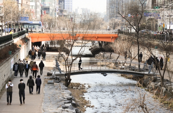 ▲포근한 날씨를 보인 2일 점심시간 서울 청계천에서 시민들이 산책로를 걷고 있다. (연합뉴스)
