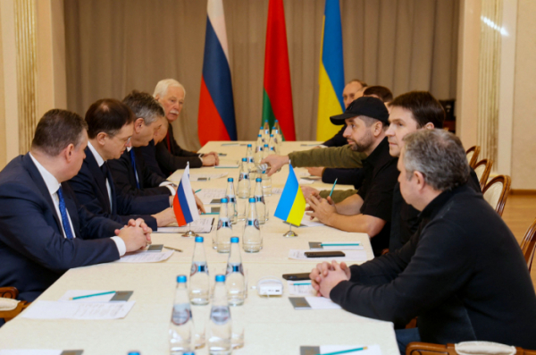 ▲블라디미르 메딘스키 대통령 보좌관(왼쪽에서 2번째)가 이끄는 러시아 대표단과 미하일로 포돌랴크 대통령실 고문(오른쪽에서 2번째)이 이끄는 우크라이나 대표단이 지난달 28일(현지시간) 벨라루스 호멜주에서 협상을 벌이고 있다.  (AFP연합뉴스)