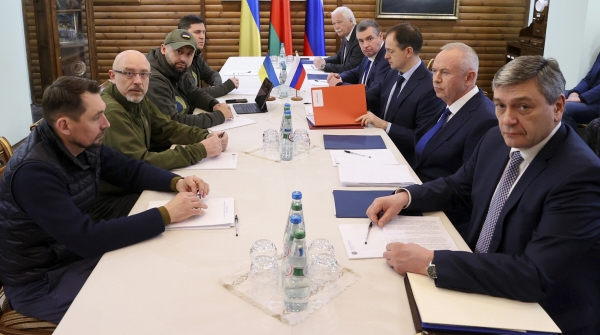 ▲벨라루스 브레스트에서 7일 우크라이나 대표단(왼쪽)과 러시아 대표단이 3차 회담을 준비하고 있다. 브레스트/AP뉴시스
