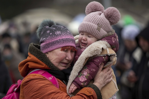 ▲폴란드 메디카 국경검문소에서 7일(현지시간) 우크라이나 피난민 가족이 껴안고 울고 있다. 메디카/AP뉴시스
