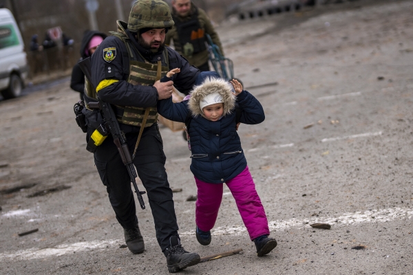 ▲우크라이나 키이우(키예프)에서 7일(현지시간) 우크라이나 경찰이 어린이와 피신하고 있다. 키이우/AP뉴시스

