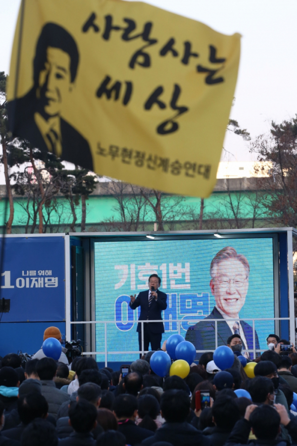 ▲더불어민주당 이재명 대선후보가 8일 오후 서울 구로구 신도림역 앞에서 열린 유세현장에서 지지를 호소하고 있다. 신태현 기자 holjjak@ (이투데이DB)
