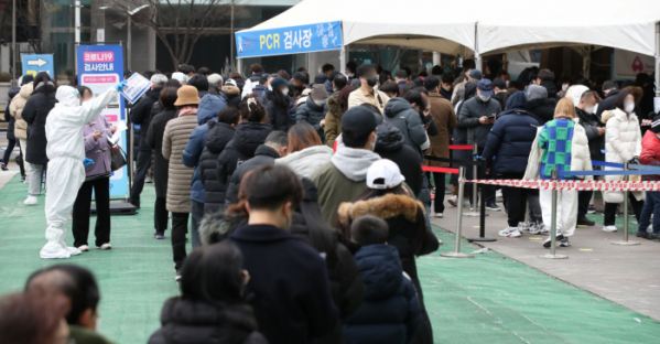 ▲0시 기준 코로나19 신규확진자가 20만 2721명 발생한 8일 오전 서울 송파구 보건소 선별진료소에서 시민들이 PCR 검사를 받기 위해 줄서 기다리고 있다.  (뉴시스)