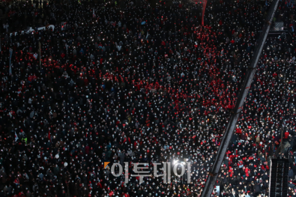 ▲윤석열 국민의힘 대선 후보가 8일 밤 서울광장에서  마지막 유세를 하며 지지를 호소하고 있다. (국회사진취재단)
