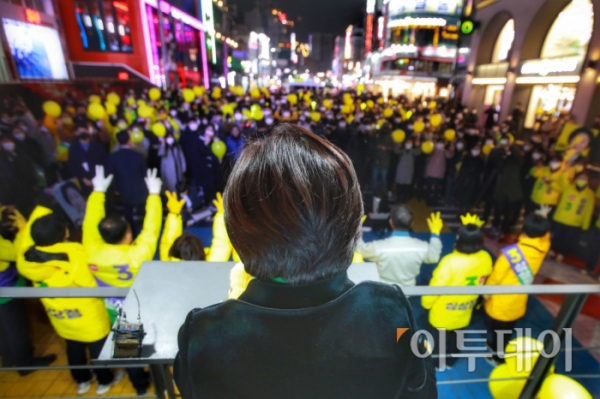 ▲심상정 정의당 대선후보 8일 서울 홍대 인근에서 펼쳐진 마지막 유세현장에서 지지자들을 바라보고 있다.  (출처=정의당)