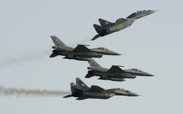 ▲폴란드 공군 소속 미그(MiG)-29 전투기와 F-16 전투기. AP뉴시스