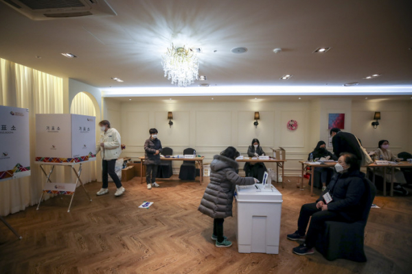 ▲제20대 대통령선거일인 9일 오후 서울 구로구 구로제3동 제7투표소(L컨벤션)을 찾은 유권자들이 투표를 하고 있다.  (뉴시스)
