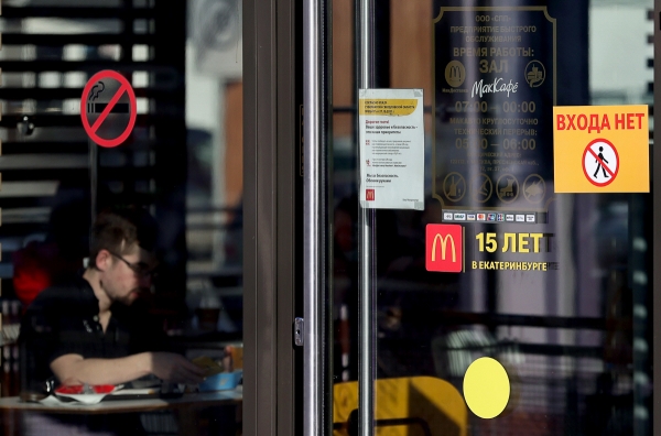 ▲러시아 예카테린부르크의 한 맥도날드 매장 안에 9일(현지시간) 한 남성이 앉아 있다. 맥도날드는 우크라이나 침공을 이유로 러시아 내 850개 매장 운영을 일시 중단한다고 밝혔다. 예카테린부르크/타스연합뉴스
