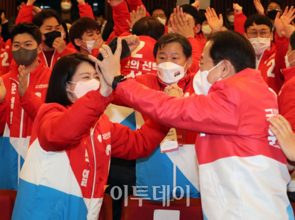 ▲권영세 국민의힘 총괄선대본부장과 배현진 최고위원이 10일 새벽 서울 여의도 국회도서관에 마련된 '국민의힘 제 20대 대통령선거 개표상황실'에서 윤석열 후보가 역전을 하자 환호를 하고 있다.  (신태현 기자 holjjak@)