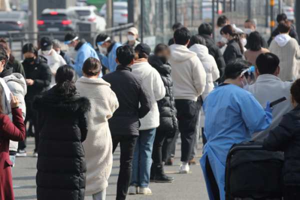 ▲코로나19 신규 확진자가 32만7549명으로 집계된 10일 오전 서울 서초구 고속버스터미널 인근 임시선별검사소에서 시민들이 검사를 받기위해 줄 서 있다. (뉴시스)