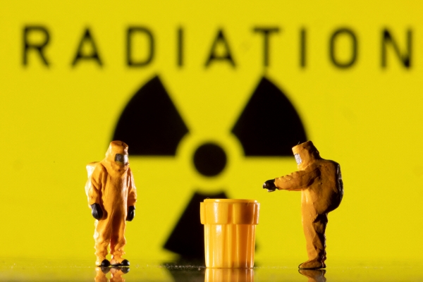 ▲방호복을 입은 인형들이 방사능 경고 그림 앞에 세워져 있다. 로이터연합뉴스 
