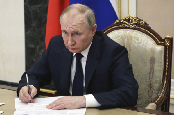 ▲블라디미르 푸틴 러시아 대통령이 11일(현지시간) 크렘린궁에서 정부 고위 관계자들과 화상회의를 하고 있다. 모스크바/AP뉴시스 