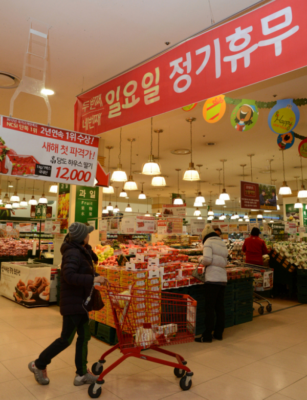 ▲2013년 서울 중구 봉래동 롯데마트 서울역점에서 소비자들이 상품을 고르고 있다.  (뉴시스)