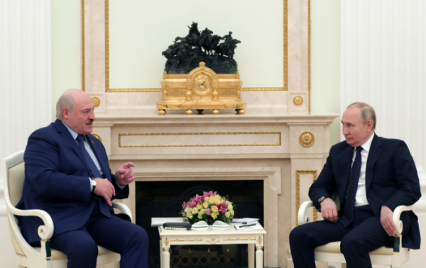 ▲알렉산드르 루카셴코(왼쪽) 벨라루스 대통령이 모스크바를 방문해 블라디미르 푸틴 러시아 대통령을 만나 대화를 나누고 있다. 모스크바/AP뉴시스