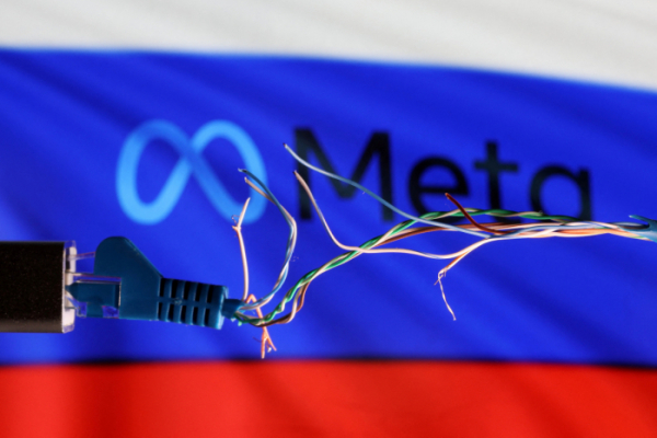 ▲끊어진 인터넷 케이블 너머로 메타플랫폼 로고와 러시아 국기가 보인다. 로이터연합뉴스