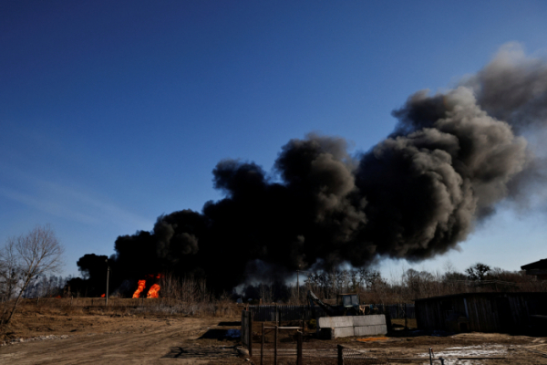 ▲키이우 외곽 바실키우 공군기지의 연료탱크에서 치솟는 불길 (로이터/연합뉴스)