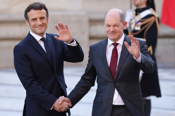 ▲에마뉘엘 마크롱(왼쪽) 프랑스 대통령과 올라프 숄츠 독일 총리가 10일 베르사유 궁전에서 만나고 있다. 베르사유/신화뉴시스
