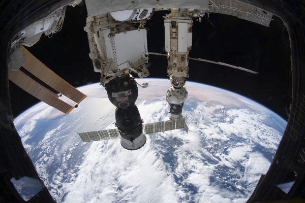 ▲미국 항공우주국(NASA)이 지난해 12월 6일 국제우주정거장(ISS)에서 촬영한 사진을 공개하고 있다. AP뉴시스
