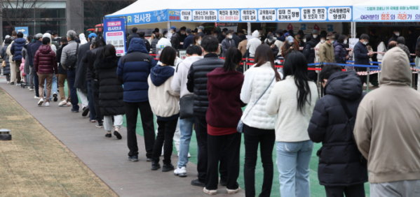 ▲12일 오전 서울 송파구 송파구 보건소 코로나19 선별진료소가 검사를 받으려는 시민들로 붐비고 있다. (연합뉴스)