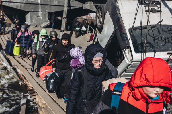 ▲우크라이나 이르핀에서 13일(현지시간) 피난민들이 끊어진 다리를 건너고 있다. 이르핀/신화뉴시스
