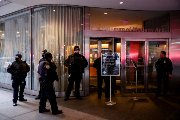 ▲뉴욕 경찰들이 12일(현지시간) 사고가 일어난 뉴욕현대미술관(MoMA) 입구에 모여있다. 로이터연합뉴스
