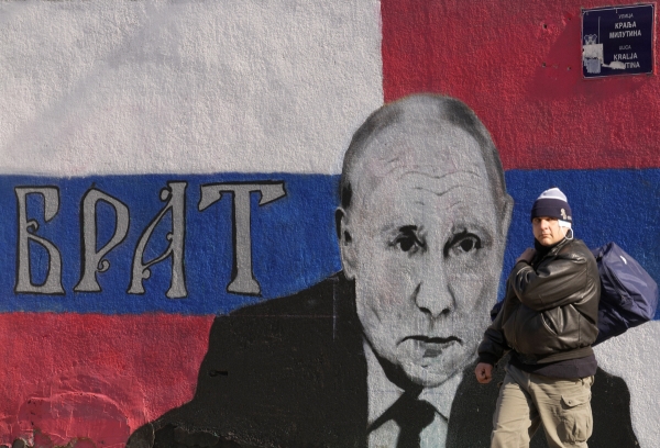 ▲세르비아 벨그라드에서 12일(현지시간) 한 남성이 블라디미르 푸틴 러시아 대통령이 그려진 벽화 앞을 지나고 있다. 벨그라드/AP뉴시스
