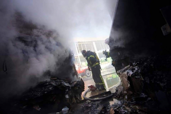 ▲우크라이나 키이우에서 러시아군의 포격 후 소방관들이 건물에서 불을 끄고 있다. 키이우/UPI연합뉴스