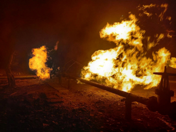 ▲13일 러시아군의 공격으로 불타는 우크라이나 하루키우 지역의 천연가스 수송관. 로이터연합뉴스