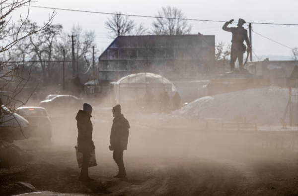 ▲13일(현지시간) 우크라이나 동부 루한스크(루간스크)의 트로키즈벤카 마을에서 주민들이 흙먼지가 날리는 거리에서 서있다. 트로키즈벤카/타스연합뉴스