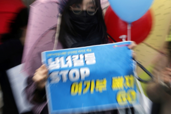 ▲찐여성주권행동이 14일 서울 여의도 국회 앞에서 기자회견을 열고 여성가족부 폐지 공약 이행을 촉구하고 있다.  (뉴시스)