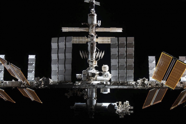▲스페이스X의 유인 우주선 ‘크루 드래건’에서 촬영한 국제우주정거장(ISS). AP뉴시스 

