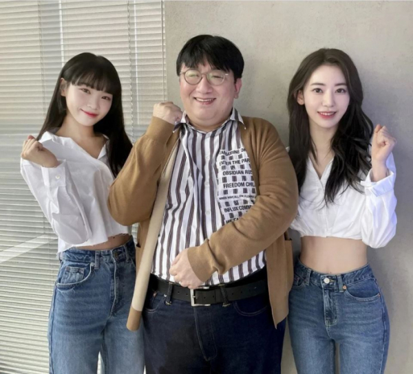 ▲김채원(왼쪽부터), 방시혁, 미야와키 사쿠라(사진=방시혁 인스타그램)