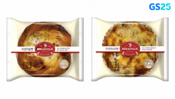 ▲GS25에서 출시하는 브레디크 '의성마늘빵'(왼쪽), '무안양파&대파빵' 상품.  (사진제공=GS25)