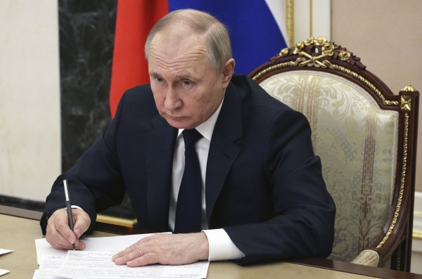 ▲블라디미르 푸틴 러시아 대통령이 10일 문서에 서명하고 있다. 모스크바/AP뉴시스
