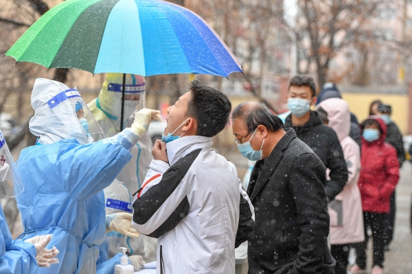 ▲중국 지린성에서 14일 시민들이 신종 코로나바이러스 감염증(코로나19) 진단 검사를 받고 있다. 지린성/신화뉴시스
