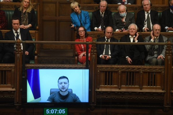 ▲볼로디미르 젤렌스키 우크라이나 대통령이 8일 화상을 통해 영국 의회에서 연설하고 있다. 런던/AP뉴시스
