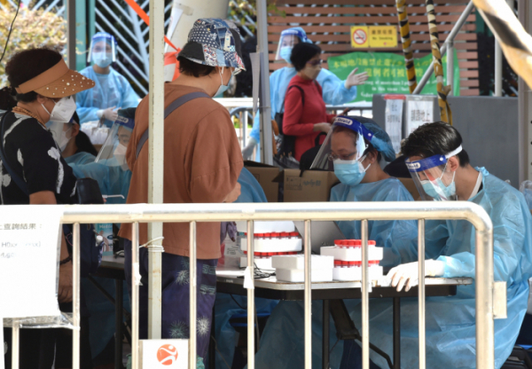 ▲14일(현지시간) 홍콩 시민들이 야외에 설치된 코로나19 검사 센터에서 줄을 서 있다. 홍콩/신화뉴시스