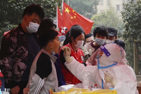▲중국 동부 장쑤성에서 14일 어린이들이 코로나 검사를 받고 있다. AP연합뉴스
