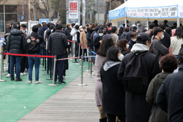 ▲15일 오전 서울 송파구 송파구보건소 코로나19 선별진료소가 PCR과 신속 항원 검사를 받으려는 시민들로 붐비고 있다.  (연합뉴스)