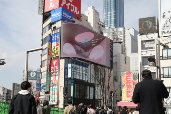 ▲일본 도쿄 신주쿠 거리의 글루와 옥외광고  (사진제공=글루와)