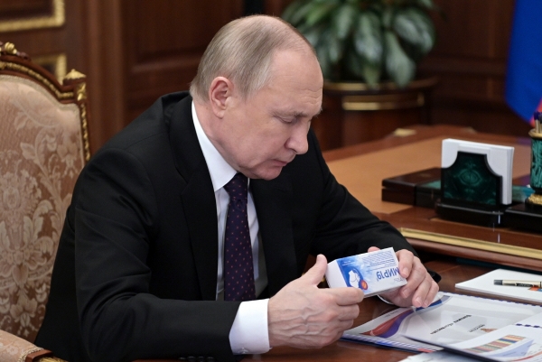 ▲Russian President Vladimir Putin looks at a drug for the treatment coronavirus MIR 19 as he meets with Veronika Skvortsova, a head of Federal Medical-Biological Agency of the Russian Federation in Moscow, Russia, Tuesday, March 15, 2022. AP연합뉴스
