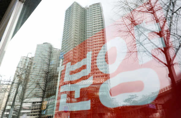 ▲서울의 한 아파트 단지 앞에 분양 안내문이 붙어 있다 (연합뉴스)